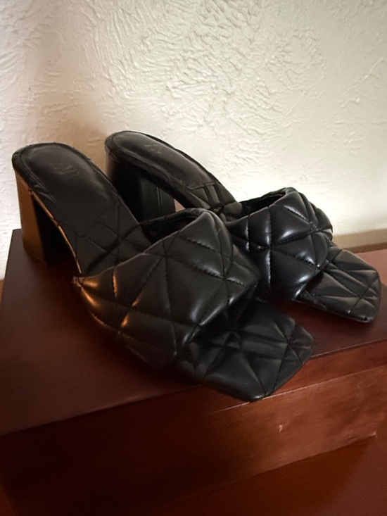 Zara Shoes - Zara Black Quilted Square-Toe Block Heel Mules